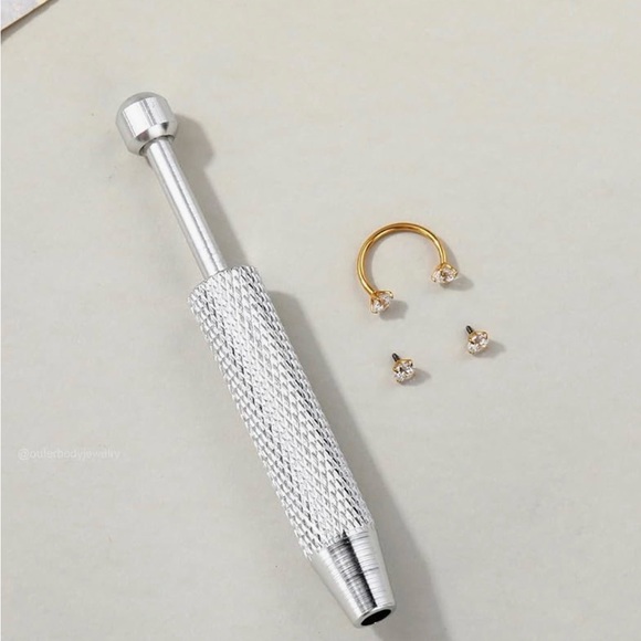 Unique Gold Star Nose Ring Horseshoe Stud with CZ’s NIB - Picture 8 of 12